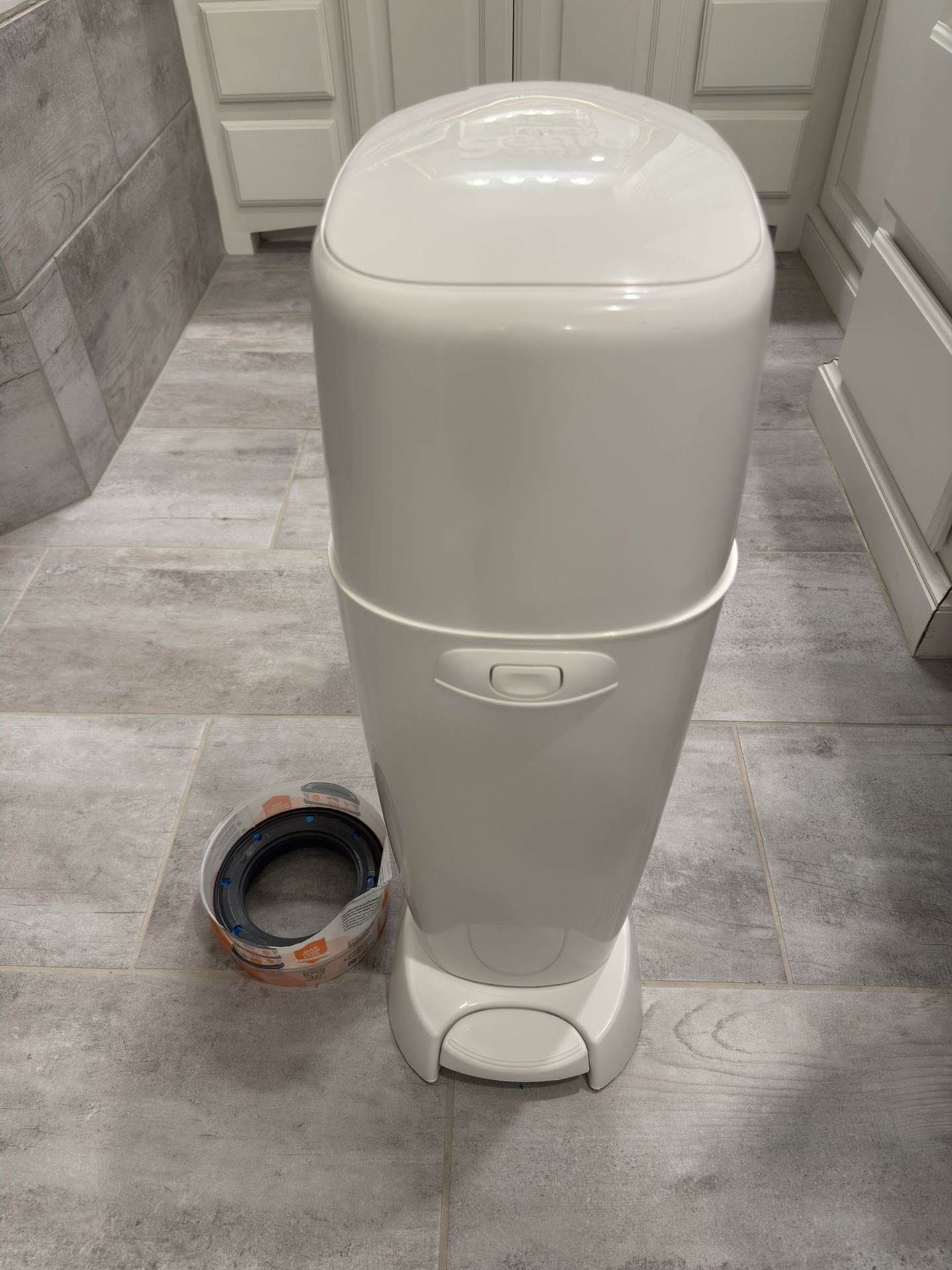 Genie Playtex Diaper Complete Pail with Built-In Odor Controlling Antimicrobial