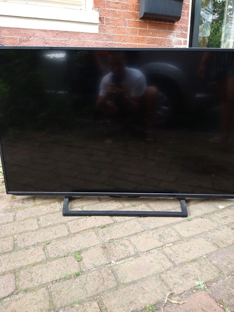 52" Insignia t.v