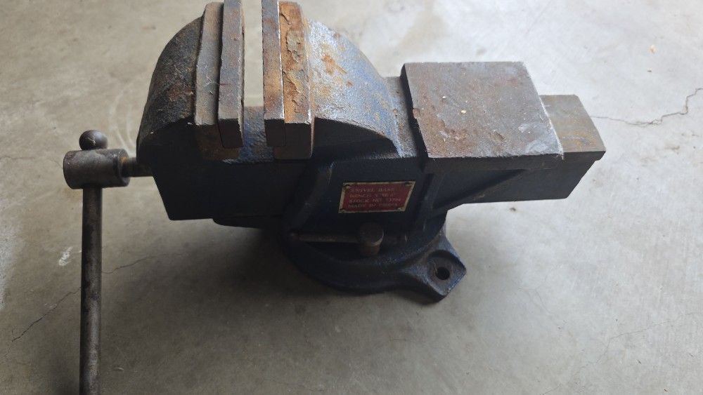 Bench Vise With Swivel Base & Pipe Grips. Needs clamp
