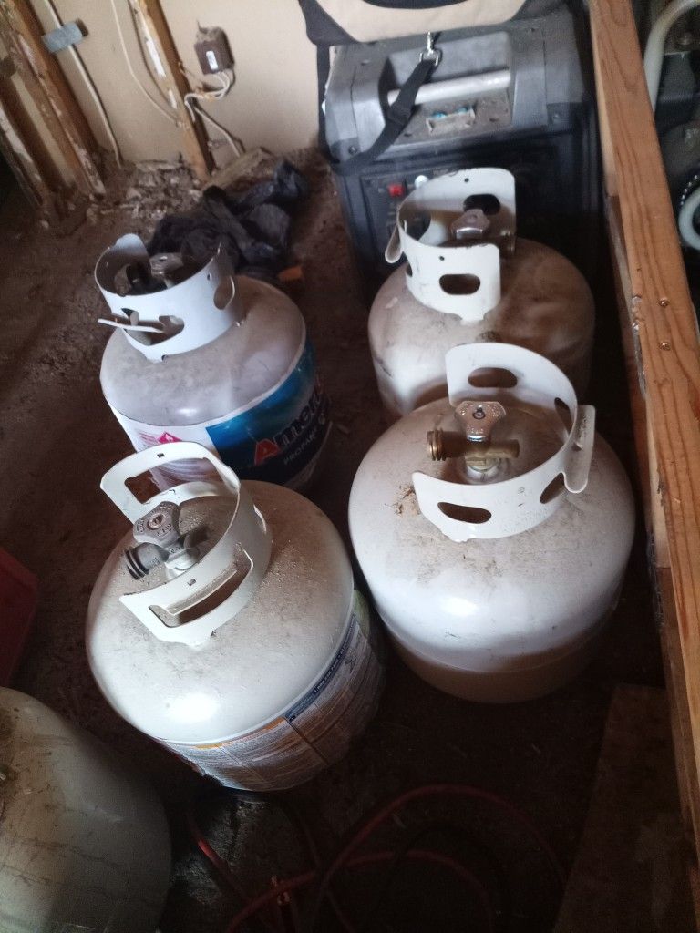Lots Of Empty 5gal Propane Tanks