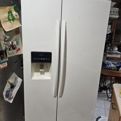 Amana Side By Side Refrigerator W/ice Maker