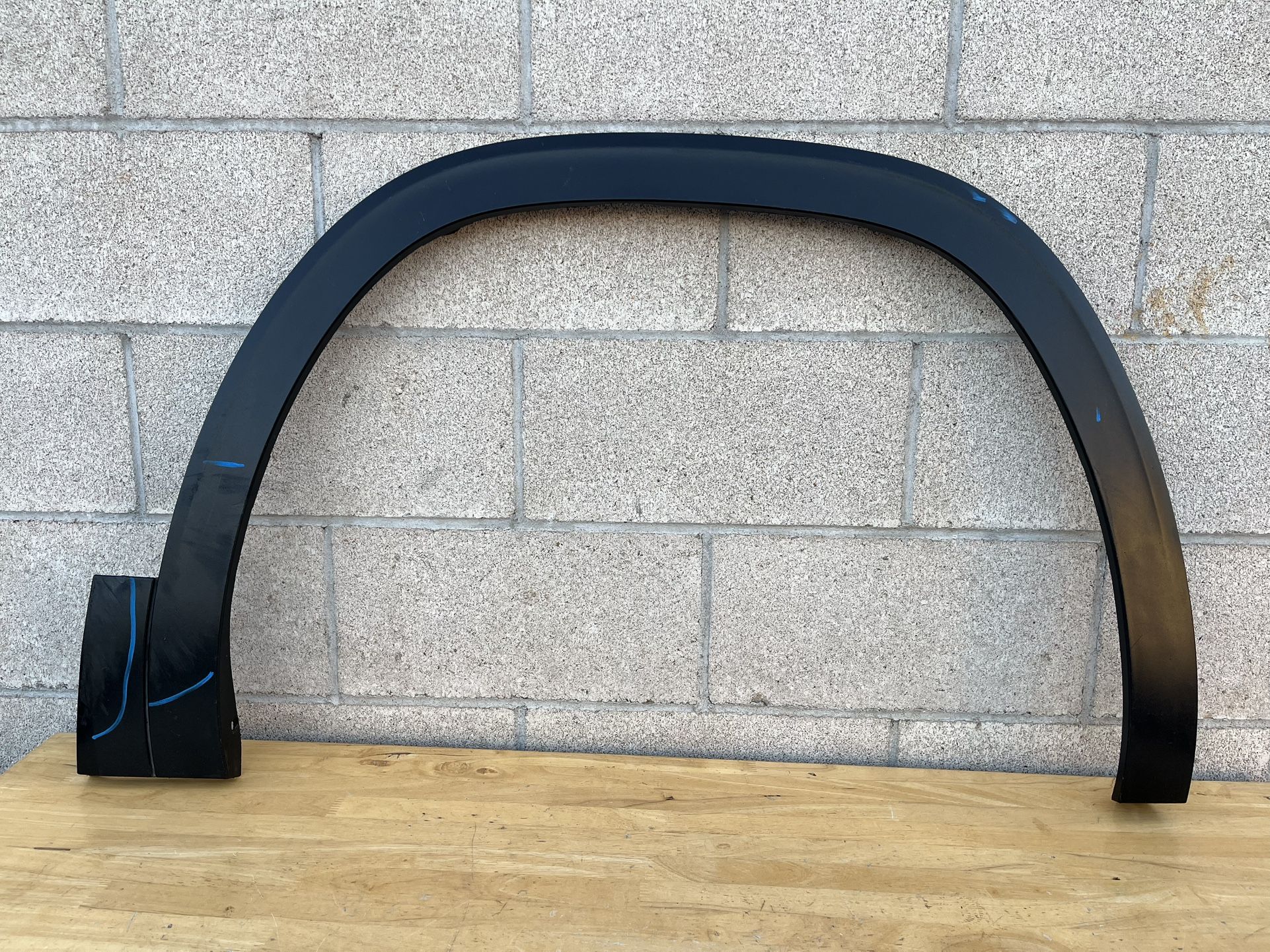2020-2025 Volkswagen Atlas Right passenger side Front Fender Flare Oem