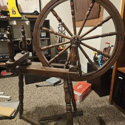 Antique Yarn Spinning Wheel