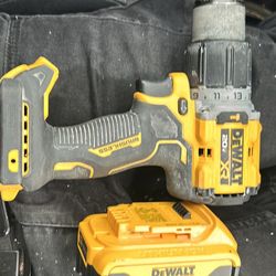 dewalt dcd809 hammer drill + 4 ah battery