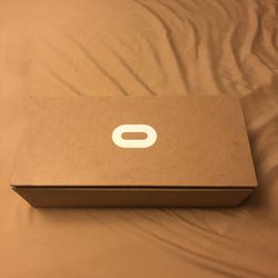 Oculus Quest2 128gb. White w/ Controllers In Box. Left Controller Broken.