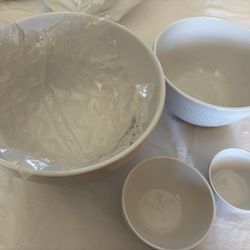 Serving bowl set in white
