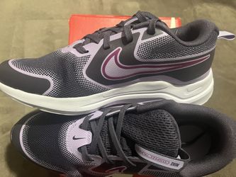 Nike Cosmic Runner Size 5Y Girls New In box 