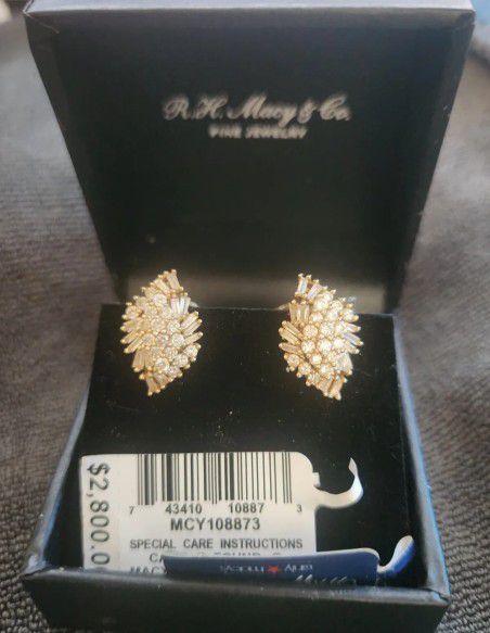 $3,200 Macy's WRAPPED IN LOVE 14k Gold Diamond Cluster Earrings (1 ct.) in NEW