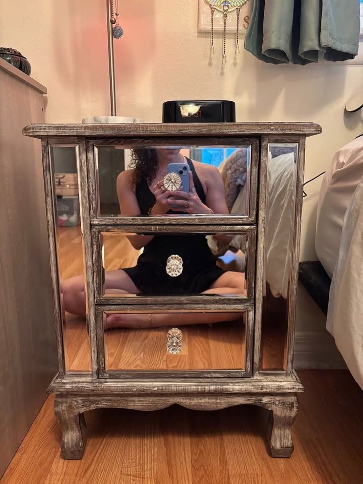 Mirrored End Table/Nightstand 19”