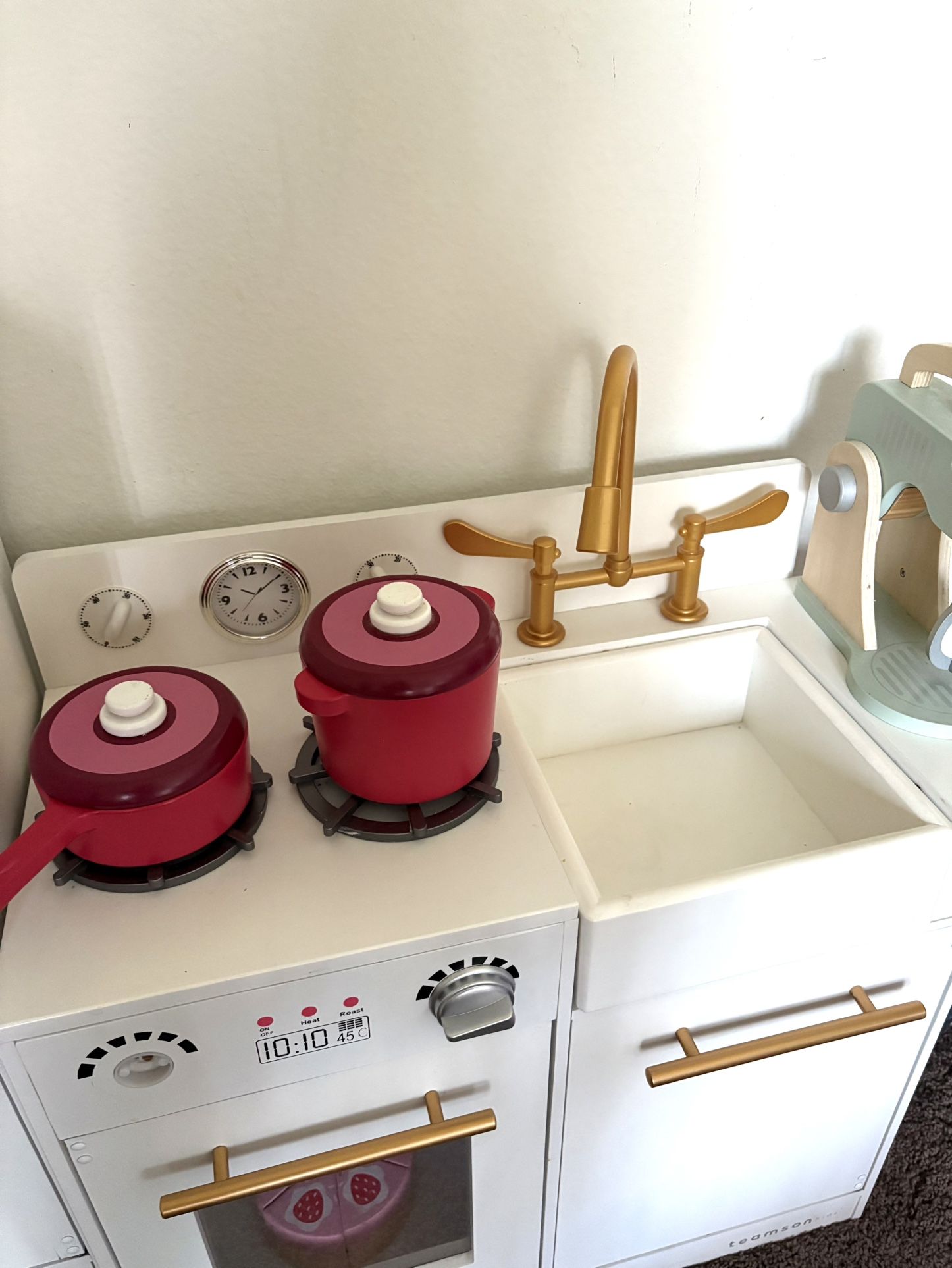 Play kitchen + Fridge 