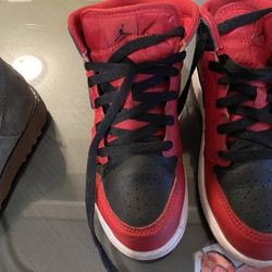 the ugg is new the red ones only two sets the green ones two sets are size 1 -13 -2