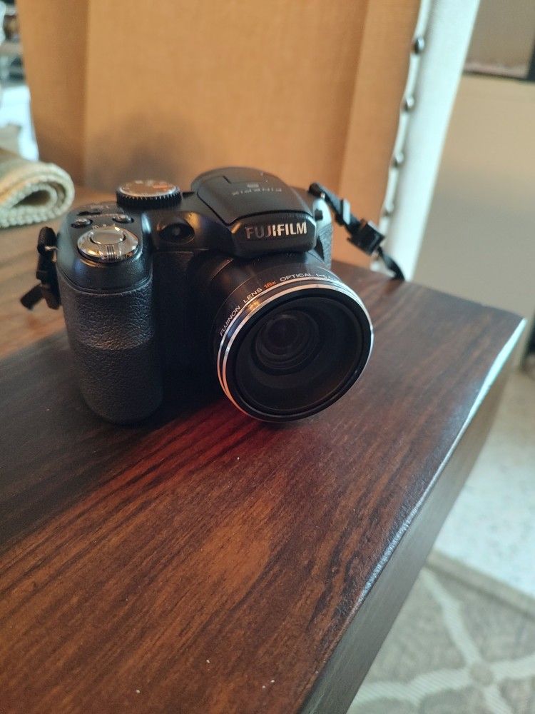 Fujifilm FinePix S1800 MP Digital Camera with 18X Wide Angle