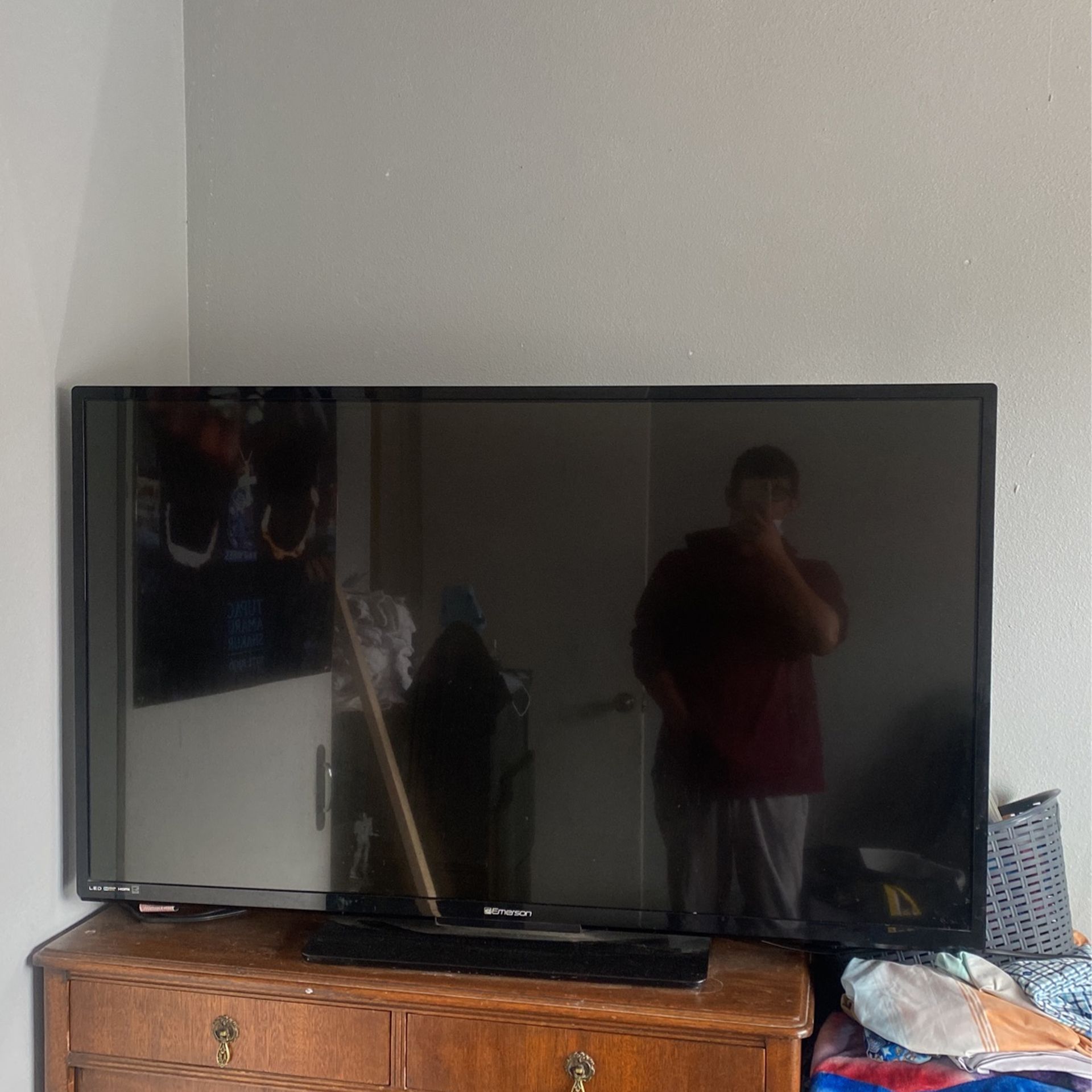 Flat Screen TV 28height Width45