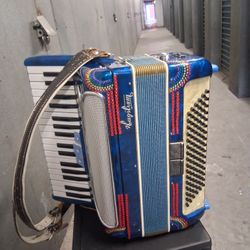 Vendo este acordeón italiana