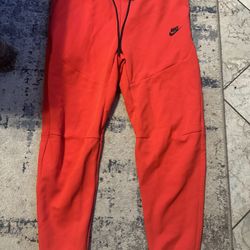 Brand new with tags Men’s Nike tech fleece Pants Size Medium 