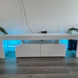 TV Stand/ Entertainment Center