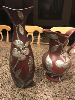 2 decorative clay vases