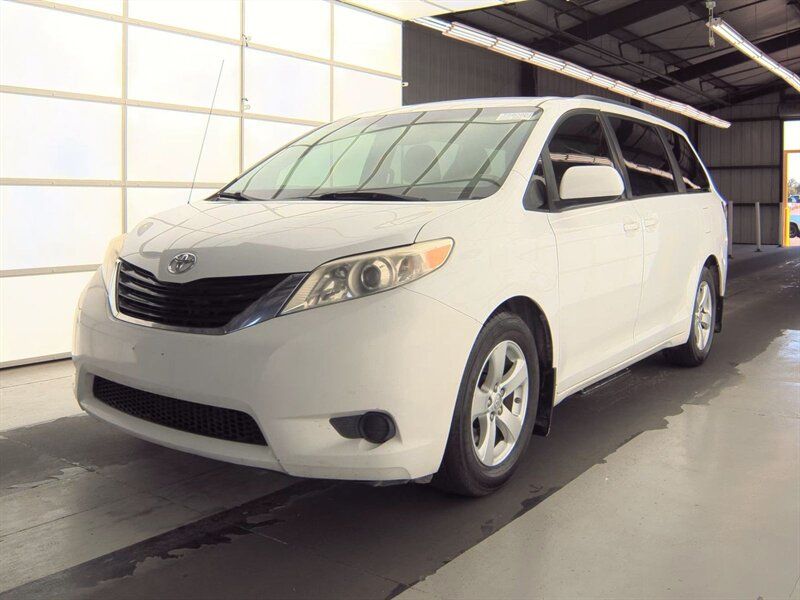 2013 Toyota Sienna LE 7-Passenger One Owner