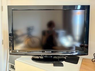 Panasonic Viera 32" TV + Roku