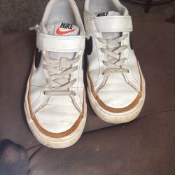 Nike Nike size 2Y—asking $20 or best offer. Just needs a light cleaning.