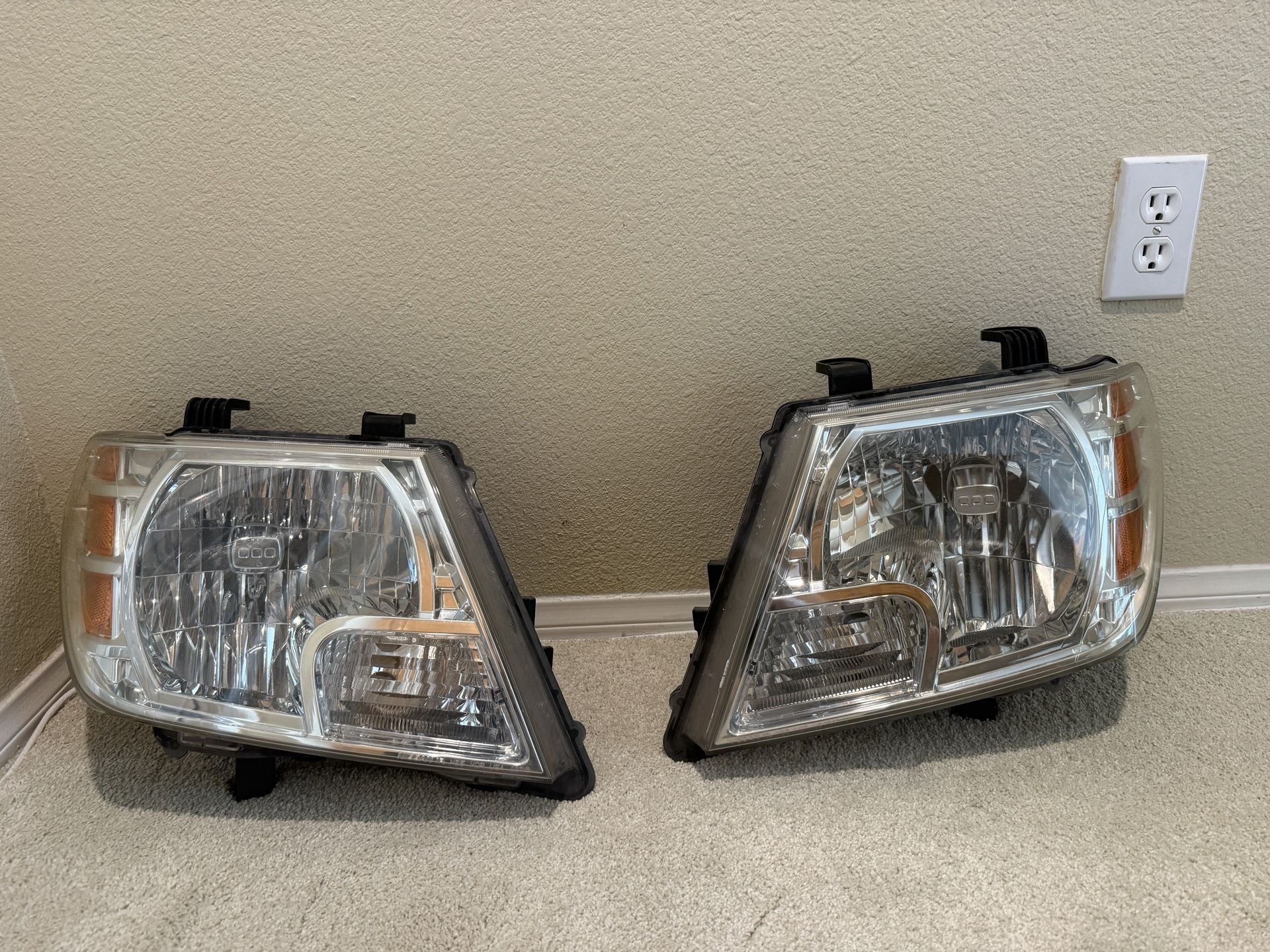 OEM Nissan Frontier Headlights With Bulbs 05-21