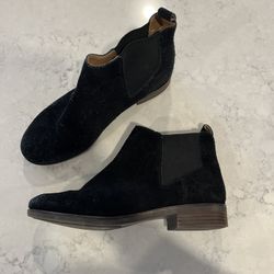 women’s black suede boots 