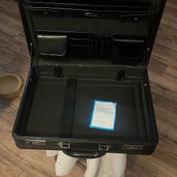 SAMSONITE Black Leather Briefcase. NEW never used. 