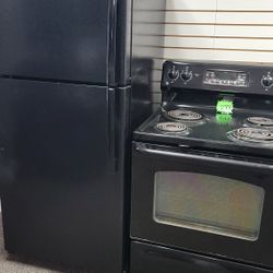 Ge Electric REFRIGERATOR and Ge Electric RANGE STOVE OVEN WORK PERFECT INCLUDING WARRANTY DELIVERY AVAILABLE 