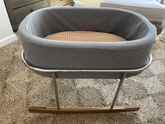 Monte Rockwell Bassinet In grey.