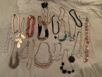  Necklace Group Of 21 Necklaces