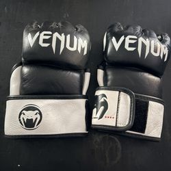 Venum MMA Gloves  L/XL