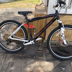 Genesis V2100 Mountain Bike 