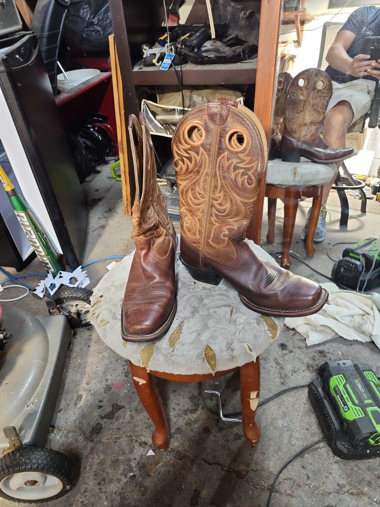 Ariat 9½ D pointy Toe Cowboy Boots