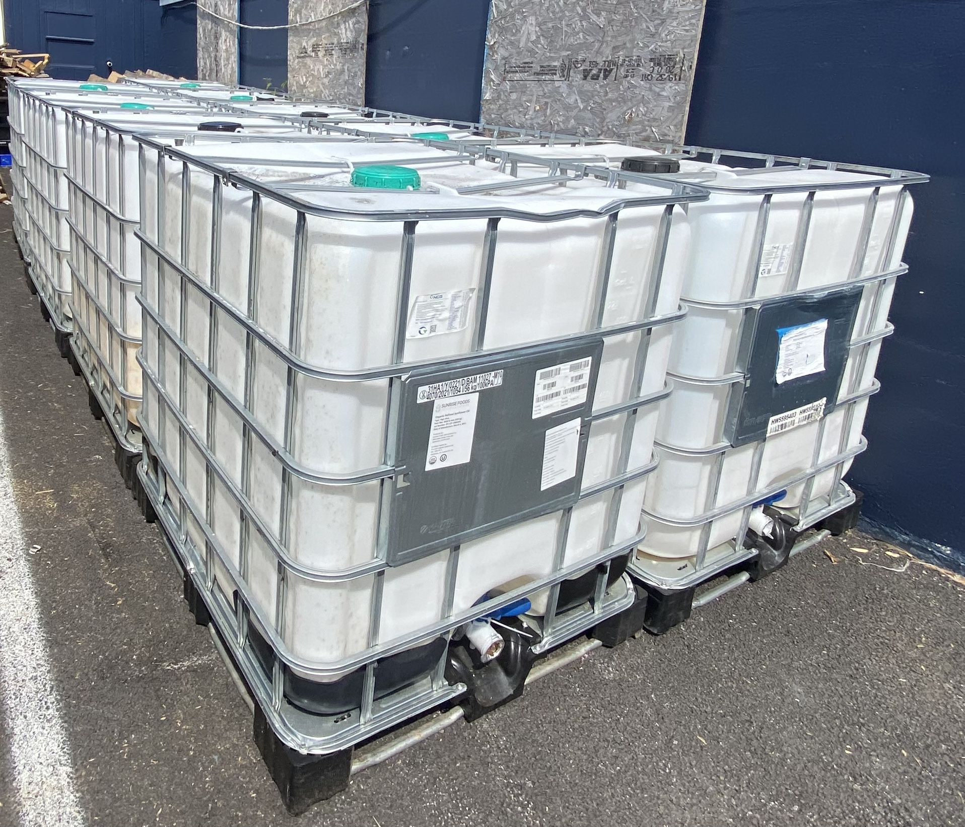 {{{{{ 9 Large IBC TOTE FOR SALE }}}}}}}