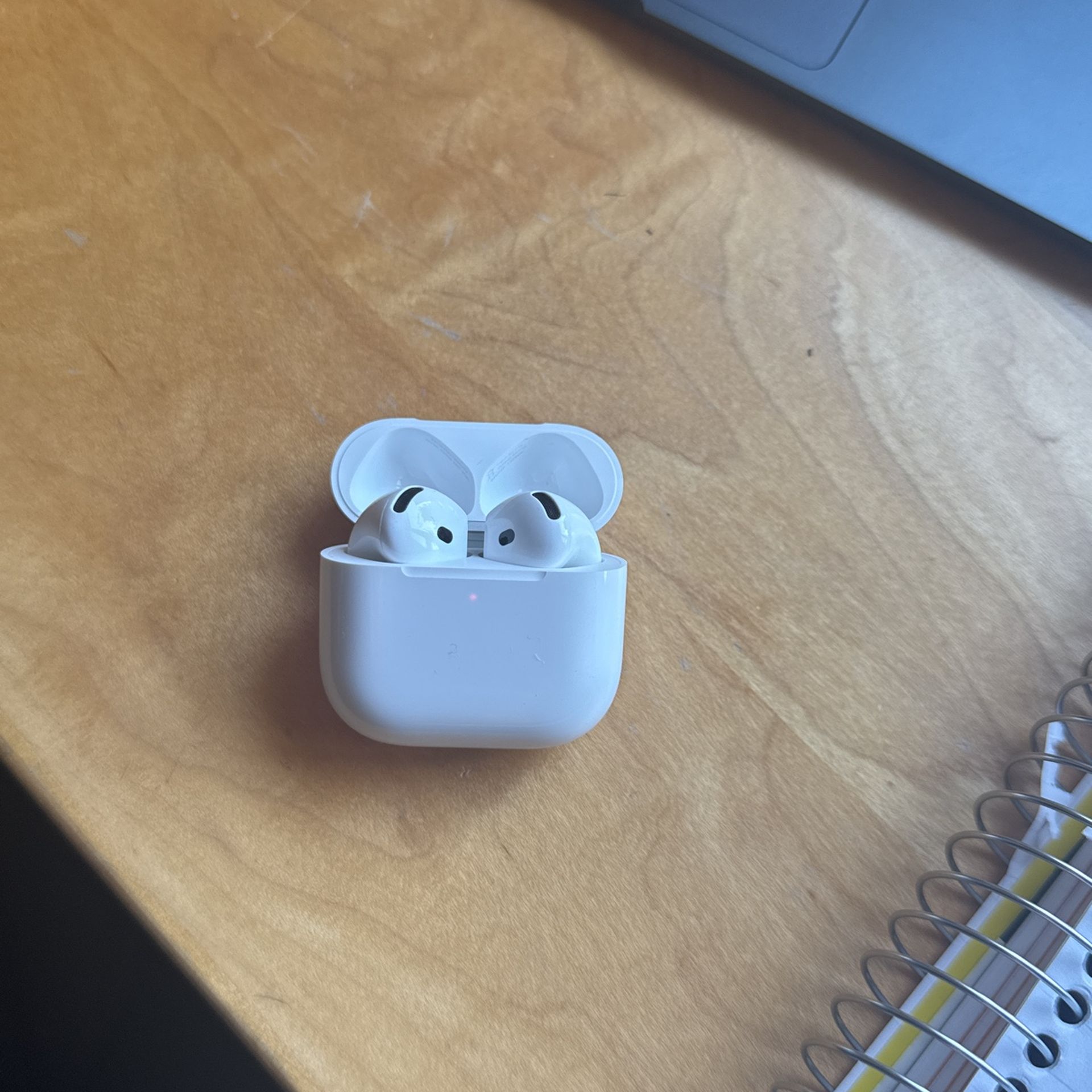 AirPods 4 (PRACTICALLY NEW)