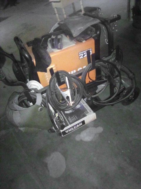 Welder .New Comes With A lot Of Assories And 2 Helmets Also New In Box