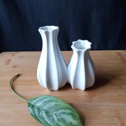 VINTAGE DOUBLE WHITE FLOWER BUD VASE Ribbed Sculpted Conjoined Glazed Ceramic Small (6"x6"x3")