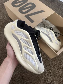 yeezy 700 size 10.5