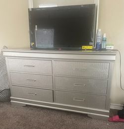 Silver bedroom set with Crocodile Texture