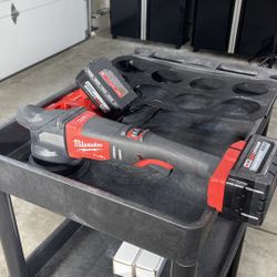 Milwaukee M18 FUEL18V Lithium-Ion Brushless Cordless 21 mm DA Polisher Kit with (2) M18 Batteries, Charger 