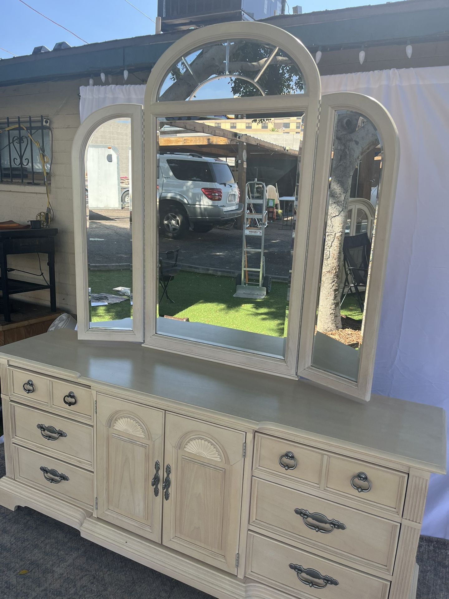Dresser With Attachable Mirror