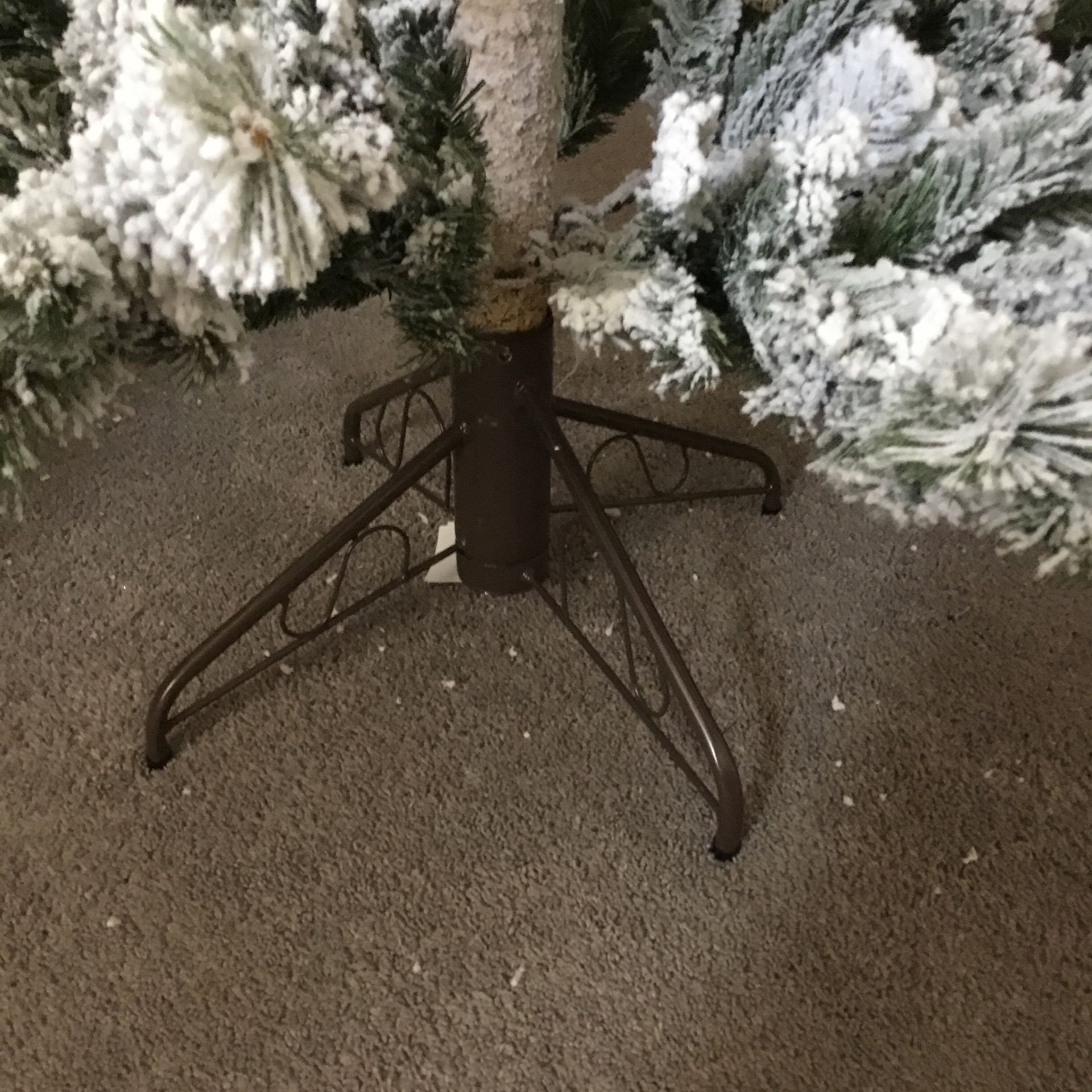 7.5 Flocked Christmas Tree w/ Tote for Sale in TX OfferUp