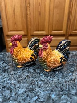 Ceramic Rooster & Chicken Farmhouse Pair of  Salt and Pepper Shakers.  Size approximately 3 inches tall.  Preowned good condition.