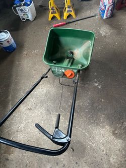 Lawn spreader