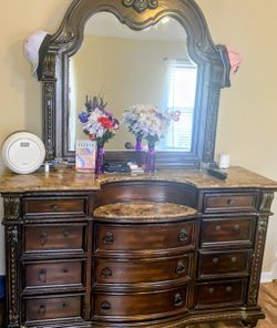 Dresser With Mirror