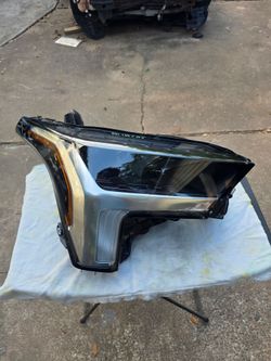 2022-2026 TOYOTA TUNDRA HEADLIGHT PASSENGER SIDE DEMAGED TAB
M49692
08-30-2026