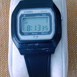 Casio Lithium F-5 Watch – Vintage, Made in Japan – Very Rare
Needs cleaning
The crystal is scratched