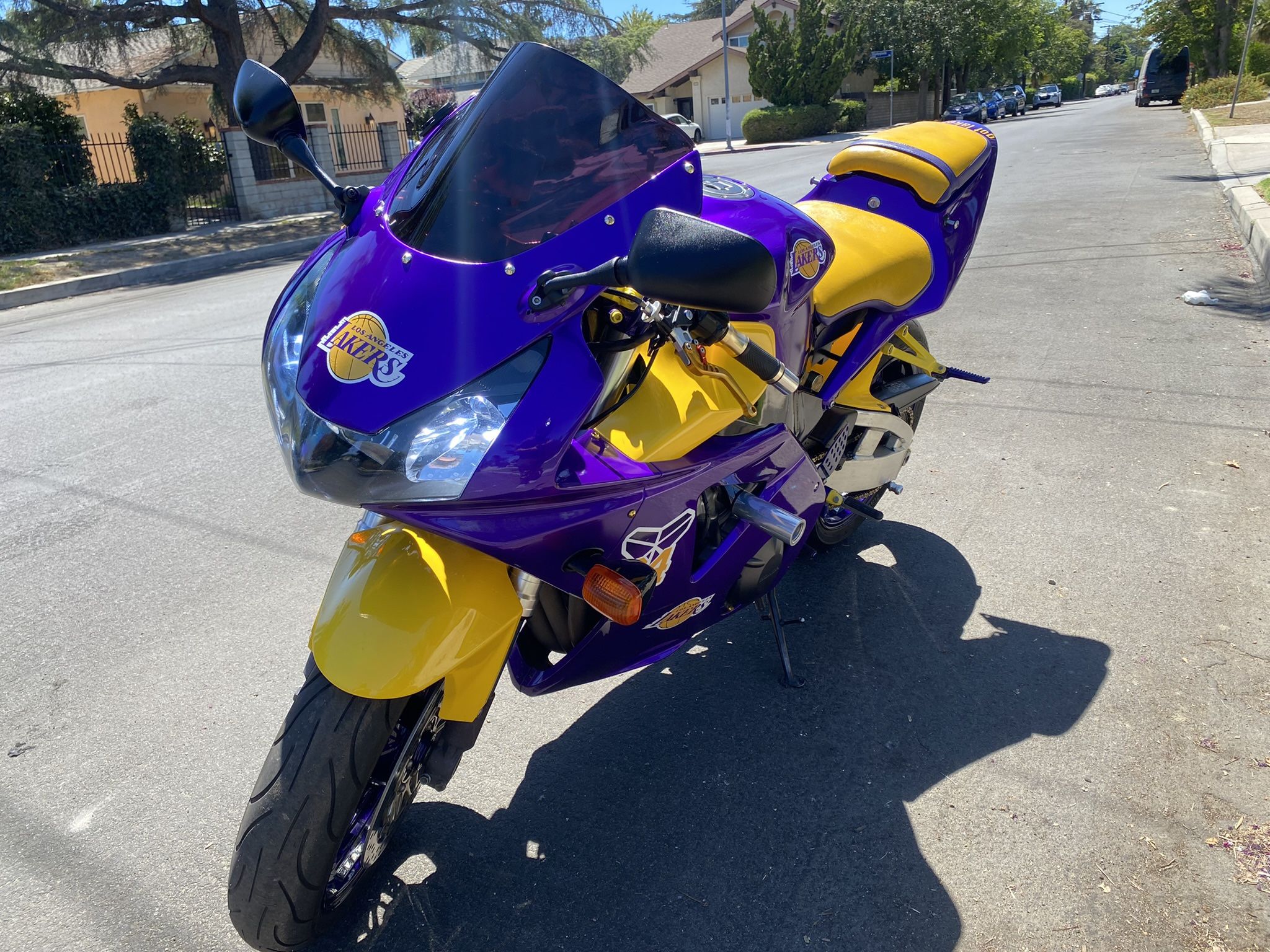 HONDA CBR954RR LAKERS BIKE. ENGINE BONE STOCK. KOBE BRYANT NUMBERS