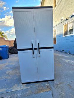 Outdoor Storage cabinet, good condition, not lockable