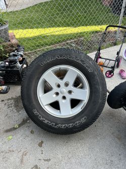 2 Pairs Of Jeep Wheels